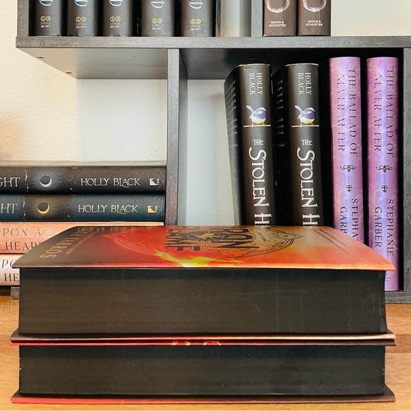 FOURTH WING Exclusive Holiday Edition + IRON FLAME - First Edition - Picture 9 of 11